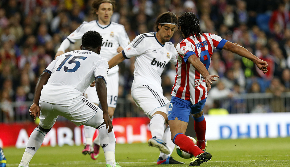 Temporada 12/13. Final Copa del Rey 2012-13. Real Madrid - Atlético de Madrid. Radamel Falcao lucha por un balón ante la presión de Khedira